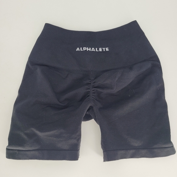 alphalete Athletics black womens Amplify Short 4.5" but scrunch size small - Picture 1 of 8